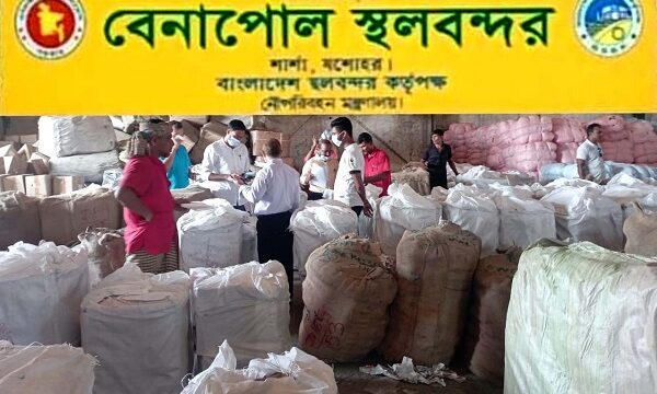 বেনাপোল বন্দরে মিথ্যা ঘোষনায় আমদানিকৃত কোটি টাকা মূল‍্যের পন্য জব্দ