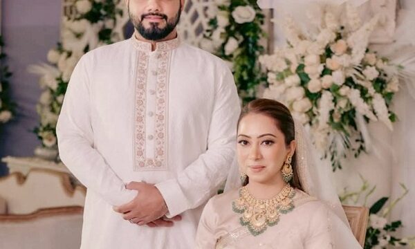 বাগদান সম্পন্ন করে বিয়ের আংটি পরলেন ইশরাক