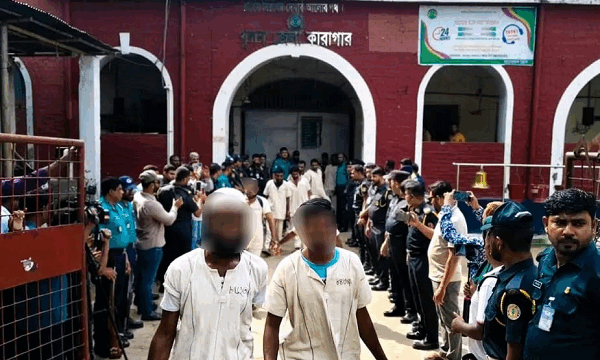 খুলনায় ফুল হাতে নতুন কারাগারে ১০০ সাজাপ্রাপ্ত বন্দী
