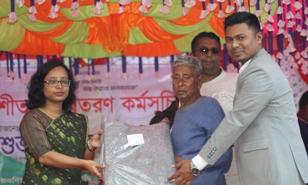 ফকিরহাটে শুভদিয়া সমাজ সেবা ক্লাবের উদ্যোগে শীতবস্ত্র বিতরণ