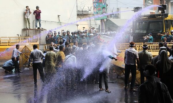 নন-এমপিও শিক্ষকদের মন্ত্রণালয় ঘেরাও কর্মসূচিতে পুলিশের সাউন্ড গ্রেনেড-জলকামান