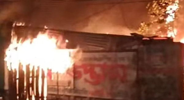 সোনাডাঙ্গায় হার্ডবোর্ডের দোকানে আগুন