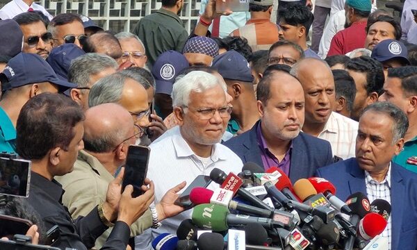 খালেদা জিয়ার অসুস্থতার কথা বলতে গিয়ে কেঁদে ফেললেন ডা. জাহিদ