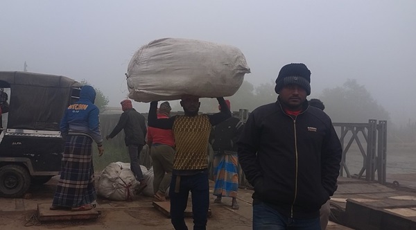 কুয়াশার চাদরে ঢাকা মোংলা, শীতে বিপর্যস্ত জনজীবন