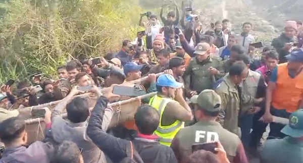 অবশেষে উদ্ধার আটকে পড়া বাঘ, নেয়া হচ্ছে খুলনার রেসকিউ সেন্টারে