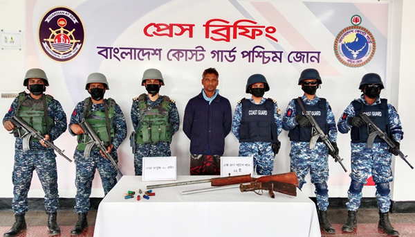 সুন্দরবনে অস্ত্র ও গোলাবারুদসহ দুর্ধর্ষ ডাকাত করিম শরীফ বাহিনীর সহযোগী আটক