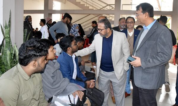 খুবিতে প্রথম বর্ষের ভর্তি কার্যক্রম সরেজমিনে পর্যবেক্ষণ করলেন উপাচার্য ও উপ-উপাচার্য