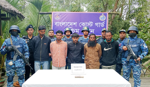 সুন্দরবনে বনদস্যুদের হাতে মুক্তিপণের দাবিতে অপহৃত ৩ পর্যটক উদ্ধার, আটক ৬