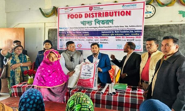 তালায় জলাবদ্ধতায় ক্ষতিগ্রস্ত জনগোষ্ঠির মাঝে মুক্তি ফাউন্ডেশনের সহায়তা প্রদান