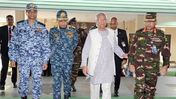 মাঠপর্যায়ে সব সিদ্ধান্ত হতে হবে সংযত-সশস্ত্র বাহিনীর তিন প্রধানের সঙ্গে বৈঠকে প্রধান উপদেষ্টা