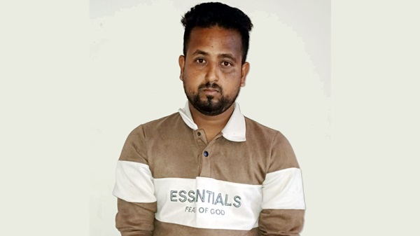 গোপালগঞ্জে যুবক গ্রেপ্তার, এলাকায় ব্যবসায়ীদের মিষ্টি বিতরণ