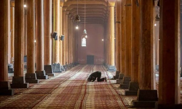 কাশ্মীরে মসজিদের ওপর কড়া নজরদারি, মুসল্লিদের তথ্য নিচ্ছে মোদি সরকার