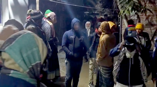 ঘরে পড়ে ছিল গৃহবধূর গলাকাটা লাশ, পাশে বসে কাঁদছিলেন স্বামী