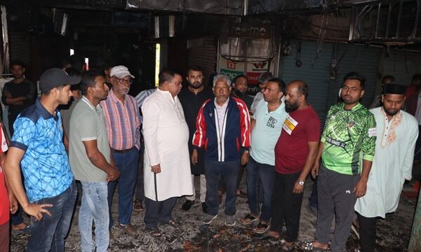 অগ্নিকান্ডে ক্ষতিগ্রস্ত মার্কেট পরিদর্শন করেছেন নগর বিএনপির সভাপতি