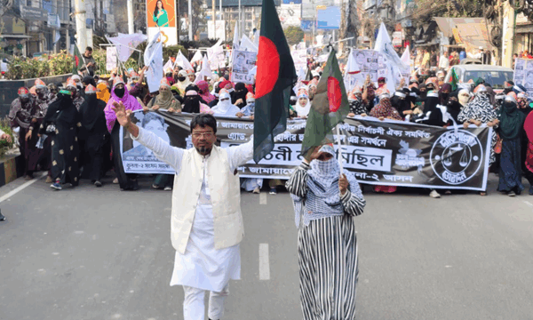 খুলনা-২ আসনে ‘দাঁড়িপাল্লা’ ও ‘হ্যাঁ’ ভোটের সমর্থনে জামায়াতের মহিলা কর্মীদের গণমিছিল