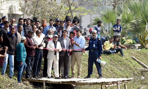 খুবিতে শিক্ষার্থীদের স্বতঃস্ফূর্ত অংশগ্রহণে মাছ ধরার উৎসব অনুষ্ঠিত