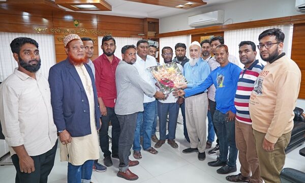 কুয়েট ভাইস-চ্যান্সেলরের সাথে কর্মচারী সমিতি’র নবনির্বাচিত কমিটির সৌজন্য সাক্ষাৎ