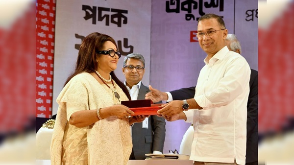 একুশে পদক গ্রহণ করলেন ববিতা, জানালেন কৃতজ্ঞতা