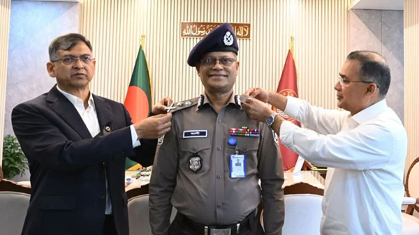 আইজিপি আলী হোসেন ফকিরকে র‍্যাঙ্ক ব্যাজ পরালেন প্রধানমন্ত্রী