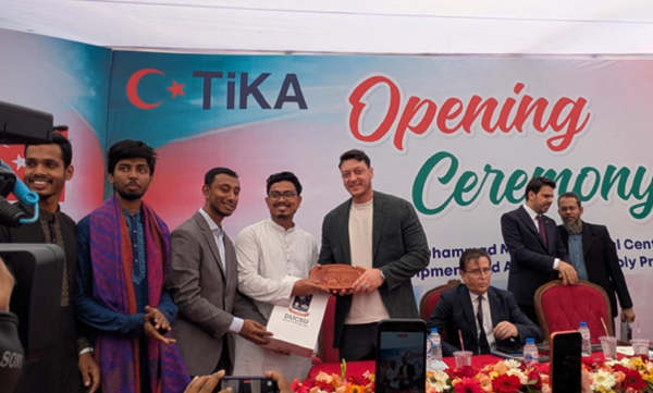 ঢাকা বিশ্ববিদ্যালয় ক্যাম্পাসে বিশ্বকাপ জয়ী ওজিল ও এরদোয়ানপুত্র