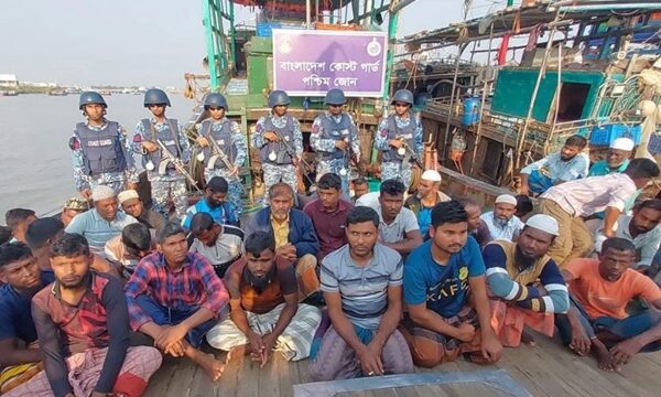 বঙ্গোপসাগর থেকে অবৈধ তিন ট্রলিং বোটসহ ৩৭ জেলে আটক