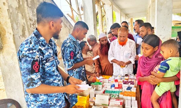 মোংলায় সুবিধাবঞ্চিত মানুষের পাশে কোষ্ট গার্ড