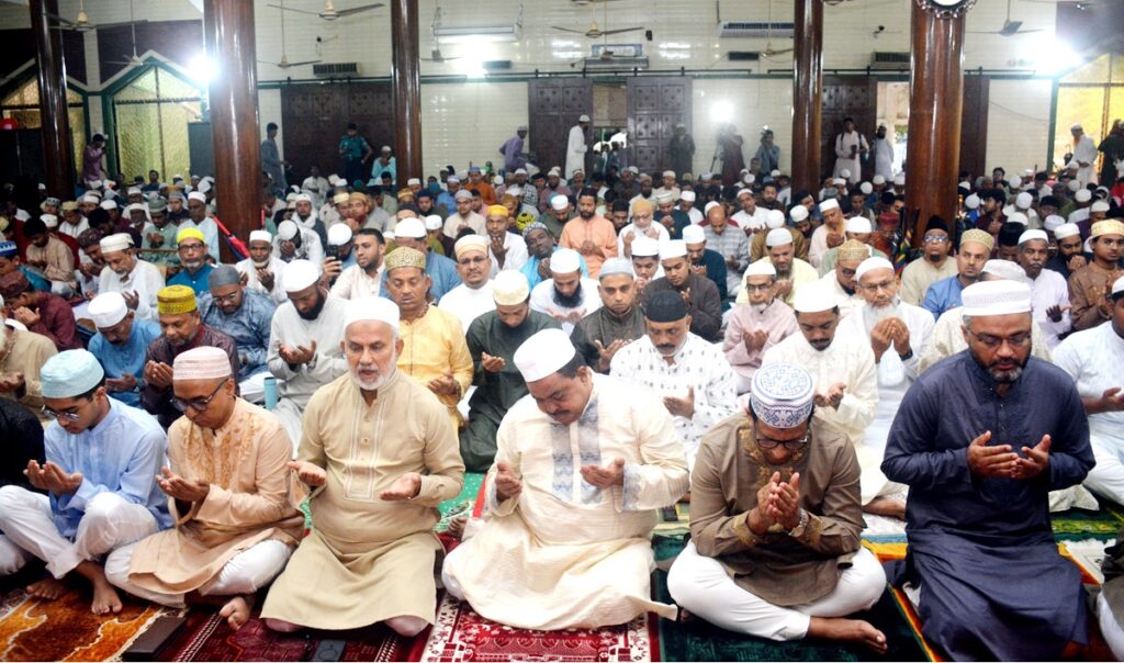 খুলনায় যথাযোগ্য মর্যাদায় পবিত্র ঈদ-উল-ফিতর উদযাপন