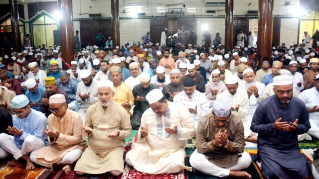 খুলনায় যথাযোগ্য মর্যাদায় পবিত্র ঈদ-উল-ফিতর উদযাপন