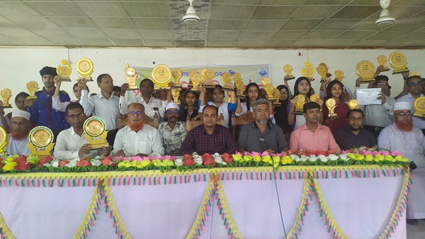 চিতলমারীতে মেধা ও সৃজনশীলতা কৃতিত্ব অর্জনকারীদের মাঝে পুরস্কার বিতরণ