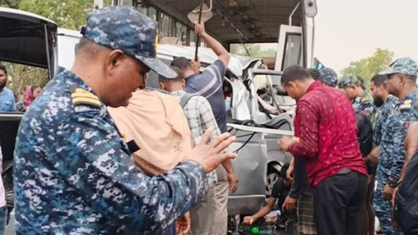 বাগেরহাটে বাসের সঙ্গে মাইক্রোবাসের সংঘর্ষে বর-কনেসহ ১৩ জন নিহত