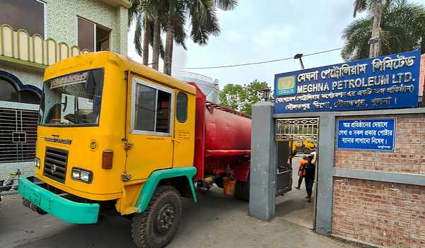 খুলনায় ডিপো থেকে তেল উত্তোলন শুরু