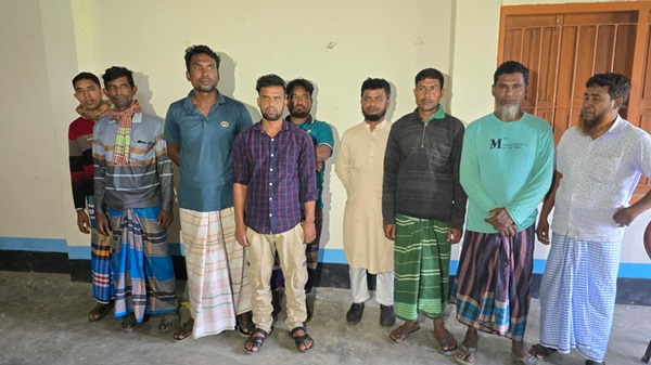 সাড়ে ৩ হাজার লিটার পেট্রলসহ ১১ জনকে ধরে পুলিশে দিল জনতা