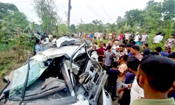 খুলনায় ট্রেনের ধাক্কায় দুমড়ে মুচড়ে গেল প্রাইভেট কার, আহত ৪