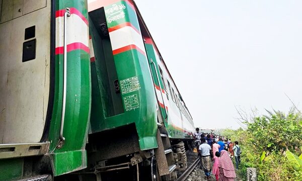 বগুড়ায় নীলসাগর এক্সপ্রেস লাইনচ্যুত, বহু হতাহতের শঙ্কা