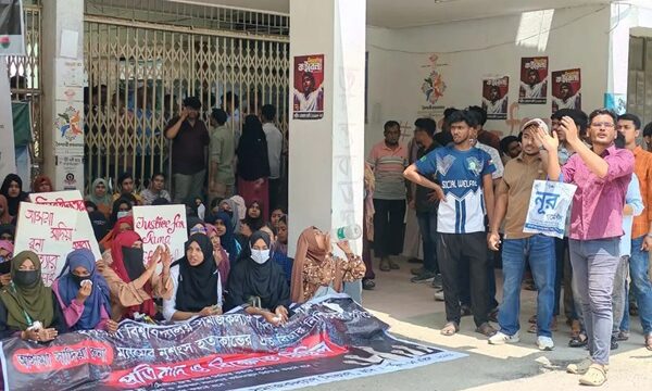ইবি শিক্ষিকা হত্যার বিচারের দাবিতে প্রশাসন ভবন ও ফটকে তালা