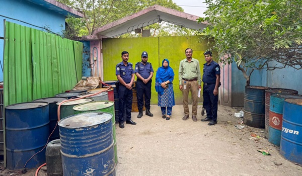 ব্যবসায়ীর বাড়ি থেকে সাড়ে ৫ হাজার লিটার তেল জব্দ