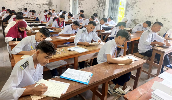 খুলনায় এসএসসি ও সমমান পরীক্ষার প্রথম দিনে অনুপস্থিত ৩৬০ জন