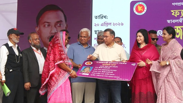 বগুড়ায় ফ্যামিলি কার্ড বিতরণ কর্মসূচির উদ্বোধন করলেন প্রধানমন্ত্রী
