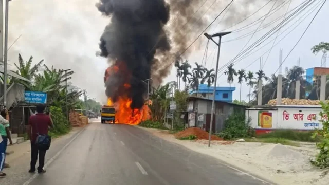 পেট্রোলবাহী লরিতে আগুন, চালকের বুদ্ধিমত্তায় রক্ষা পেল ফিলিং স্টেশন