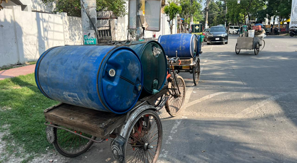 জুম্মার নামাজে যাওয়ার পথে তেল জব্দ, পুলিশের হাতে তুলে দিলেন হুইপ বকুল