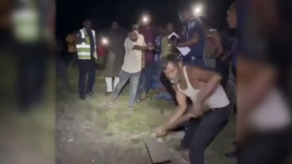 কুকুরে টানাটানির পর মাটি খুঁড়ে উদ্ধার সেই মা-নবজাতকের মরদেহ