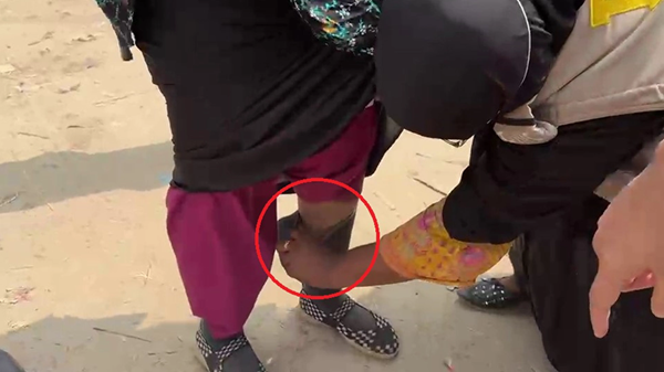 মোজার ভেতরে লুকানো ছিল ২ হাজার পিস ইয়াবা