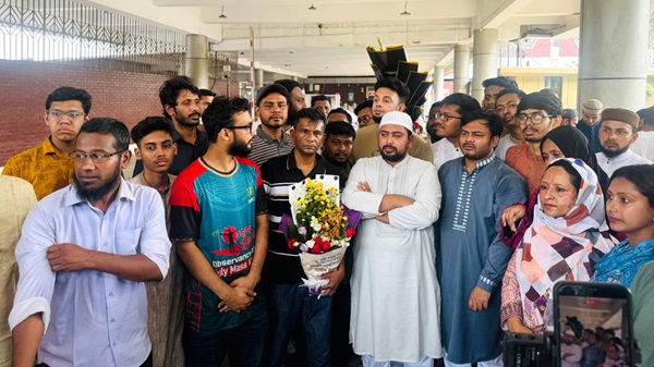 ড. ইউনূসকে ১১ দলীয় ঐক্যের সঙ্গে রাজপথে নেমে আন্দোলন করতে বললেন নাহিদ