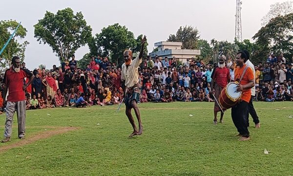 তালায় প্রীতি ঢালী খেলায় দর্শকদের ঢল