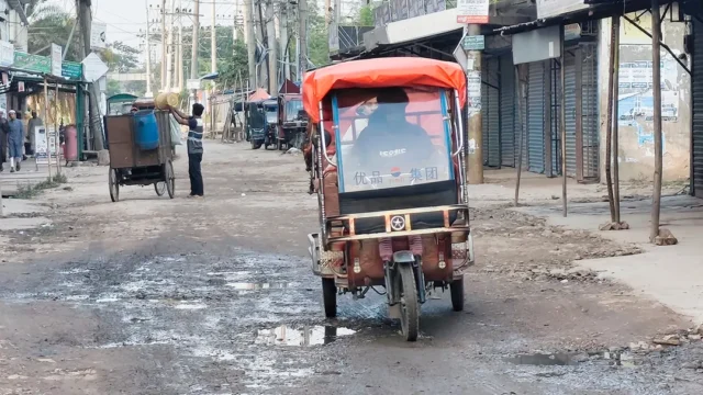 খানাখন্দে ভরা পাবনা শহরের রাস্তা, দ্রুত সংস্কার দাবি নগরবাসীর
