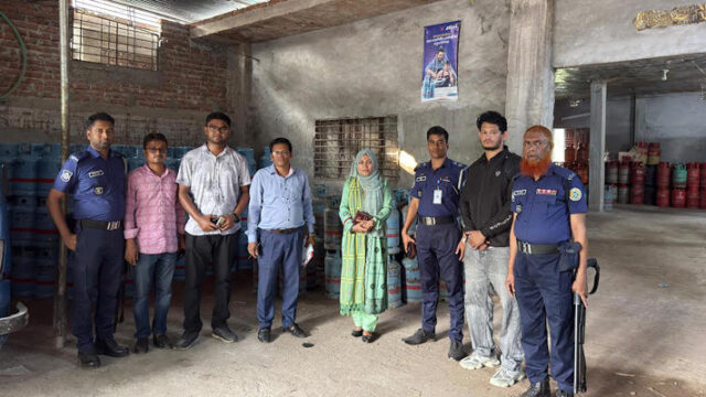 জ্বালানি তেল মজুত করায় ৩ ব্যবসায়ীকে জরিমানা