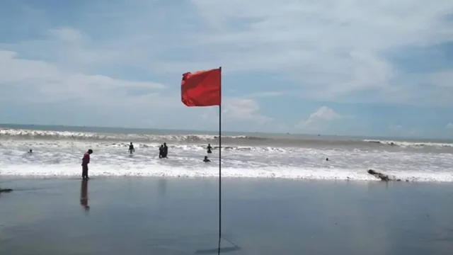 দমকা হাওয়া-বজ্রবৃষ্টির আশঙ্কা, ৩ নদীবন্দরে সতর্ক সংকেত
