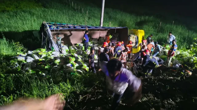দাউদকান্দিতে চালবোঝাই ট্রাক উল্টে নিহত ৭