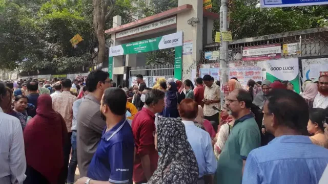 দীর্ঘ যানজট, পায়ে হেঁটে কেন্দ্রে আসছেন অনেক পরীক্ষার্থী