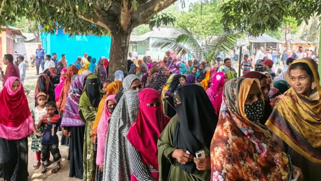নারী ভোটারের উপস্থিতি বেশি, ধীরগতিতে চলছে ভোটগ্রহণ
